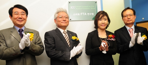 오른쪽부터 송희영 FTA연구원장, 김경희 건국대 이사장, 김진규 총장, 하미승 부총장