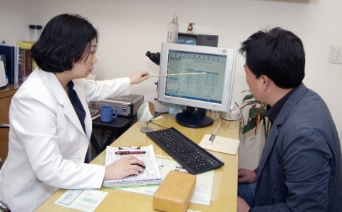 안면마비 증상 보이면 당황 말고 조기에 전문 치료 받을 것