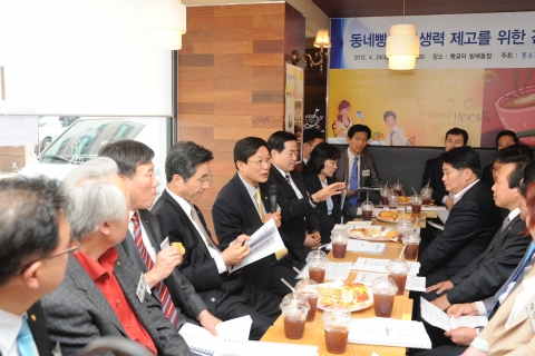 송종호 중소기업청장(왼쪽 가운데)은 24일 서울 방배동 빵굼터 방배점에서 동네빵집 경쟁력 제고를 위한 제과업계 간담회를 가졌다.
