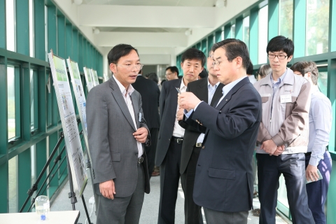 김윤 회장이 연구개발성과를 둘러보고 있다.