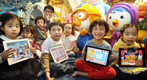 한글과컴퓨터(www.hancom.com,대표 이홍구/이하 한컴)는 아이코닉스 엔터테인먼트와 협력해 유아 교육용 ‘뽀로로 미술놀이’ 애플리케이션(이하 앱)을 출시했다고 26일 밝혔다.