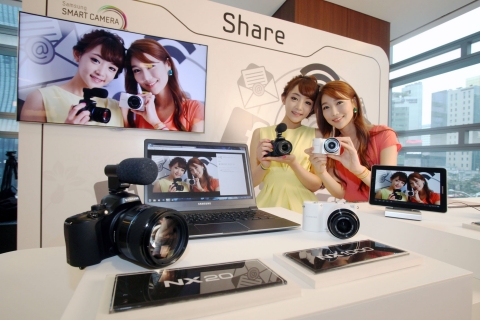 삼성전자 모델들이 와이파이를 기본 내장해 스마트 TV, 노트북, 태블릿 PC 등에 직접 사진 전송이 가능한 새로운 NX 시리즈를 선보이고 있다.