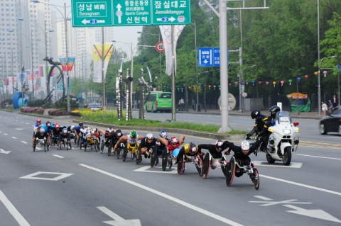 지난해 5월 열린 &#039;제20회 서울국제휠체어마라톤대회&#039;에 참가한 국내외 휠체어마라토너들의 역주 모습.