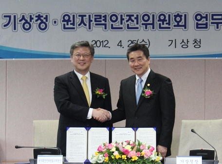 왼쪽 강창순 원자력안전위원회위원장, 오른쪽 조석준 기상청장
