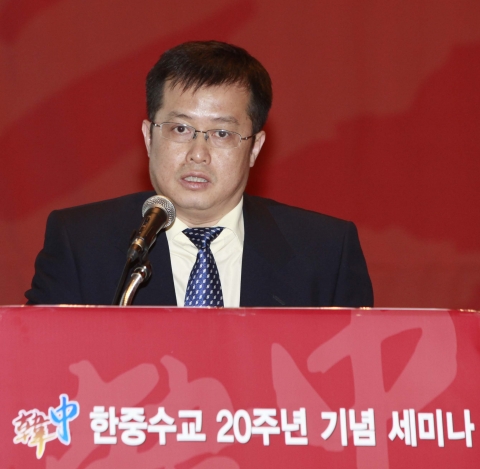 한중 수교 20주년 기념 세미나 : 루티에(呂鐵) 중국 사회과학원 공업경제연구소 실장이 주제발표를 하고 있다.