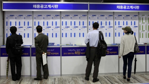 ‘찾아가는 취업박람회’, 구직자들이 기업채용공고를 확인하고 있다.