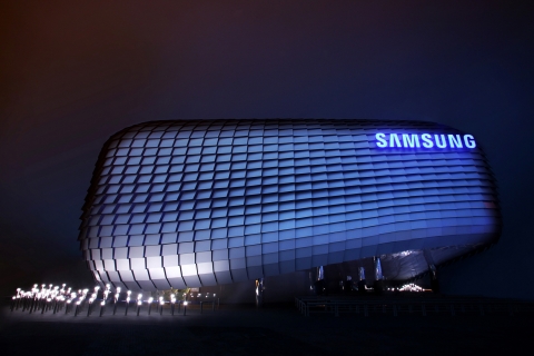 삼성이 여수에서 개최되는 &#039;2012여수세계박람회&#039;의 독립기업관에 「창조적 공존, 함께 그리는 미래(Living Creatively, Imagining Together)」를 주제로 배 형태의 독특한 디자인에 지상 3층, 연면적 2,659.3㎡규모의 삼성관(Samsung Pavilion)을 마련했다.