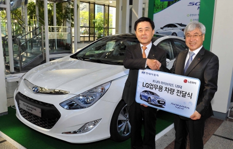 현대자동차(회장 정몽구)는 여의도에 위치한 LG그룹 본사 사옥 트윈타워에서 양사 관계자들이 참석한 가운데 쏘나타 하이브리드 업무용 차량 전달식을 가졌다고 26일(목) 밝혔다.  (좌)현대차 판매사업부장 곽진 전무, (우)LG화학 자동차전지사업부장 함재경 전무