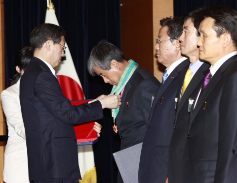 중소기업 품질혁신전진대회 : 김황식 국무총리가 비엠씨 최원호 대표이사에게 은탑산업훈장을 수여하고 있다.