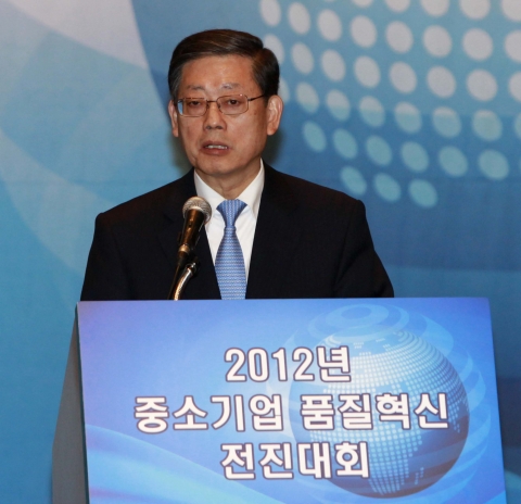 중소기업 품질혁신전진대회 : 김황식 국무총리가 치사를 하고 있다.