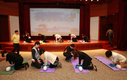 ‘2012 재난대응 안전한국훈련’을 시작한 서울지방우정청 직원들이 26일 오후 명동 포스트타워 10층 대회의실에서 심폐소생술 체험훈련을 하고 있다.