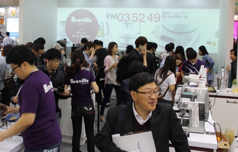 브레빌(브레빌코리아대표 이운재, www.brevillekorea.co.kr)은 26일부터 29일까지 삼성동 코엑스에서 열리는 2012년 서울 커피 엑스포에 참여해 2012년 출시를 앞둔 다양한 신제품을 선보였다.