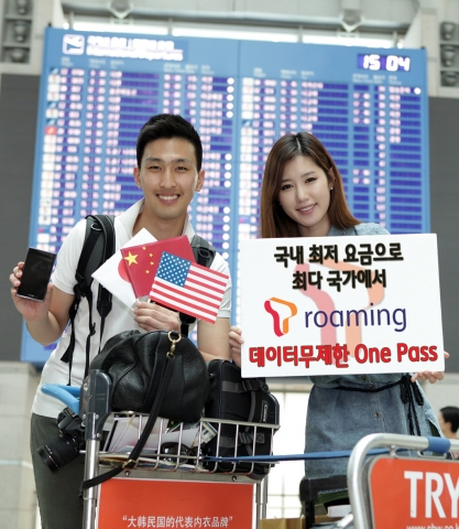 해외 여행을 준비하는 SK텔레콤 고객이 출국 전 공항에서 『T로밍 데이터무제한 One Pass』 서비스 가입을 한 뒤 웃고 있는 모습.