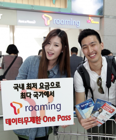 해외 여행을 준비하는 SK텔레콤 고객이 출국 전 공항에서 『T로밍 데이터무제한 One Pass』 서비스 가입을 한 뒤 웃고 있는 모습.