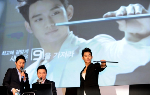 지난 27일 삼성전자 서초사옥 다목적홀에서 개최한 김수현 팬미팅에는 이벤트에 응모한 500여명의 고객들이 모여 삼성 노트북 시리즈9을 즐길 수 있는 시간은 물론 평상시 볼 수 없었던 김수현의 매력을 즐길 수 있는 다양한 프로그램들을 경험했다.