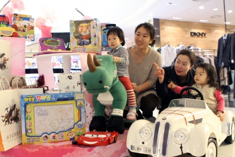 현대백화점은 어린이날을 맞아 점포별로 다양한 상품 할인행사와 이벤트를 진행한다.