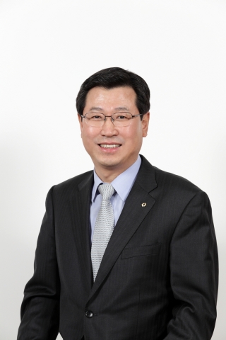 산업은행은 4월 27일 이사회를 개최하여, 2012년 5월 2일자로 김한철 이사를 수석부행장으로 선임하였다.