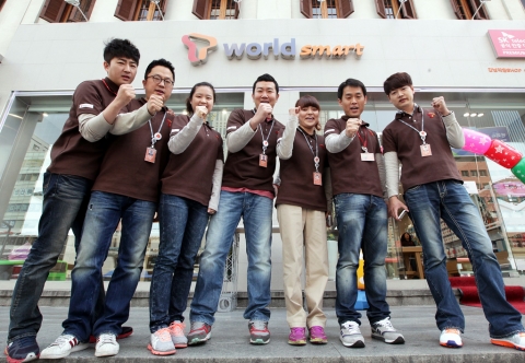 서울 강남구 역삼동에 위치한 대리점에서 직원들이 매장 오픈 전 조회시간에 모여 구호를 외치고 있다.