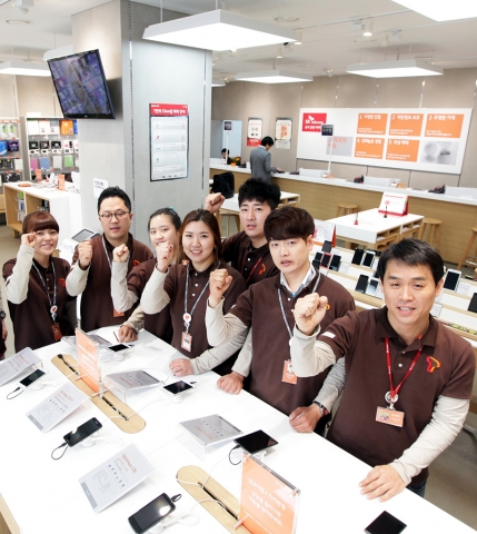 서울 강남구 역삼동에 위치한 대리점에서 직원들이 매장 오픈 전 조회시간에 모여 구호를 외치고 있다.