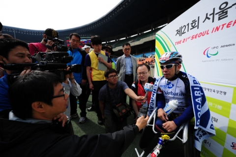 풀코스 종목의 우승을 차지한 일본의 호키노우에 코타 선수가 언론사와 인터뷰를 나누고 있다.