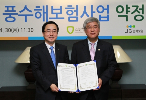LIG손해보험은 30일 역삼동 소재 LIG손해보험 본사 대회의실에서 ‘2012년 풍수해보험 사업 약정 체결식’을 가졌다고 밝혔다. LIG손해보험 김병헌 영업총괄 사장(좌측)과 소방방재청 이기환 청장(우측)이 상호 약정서에 서명한 후 기념촬영을 하고 있다.