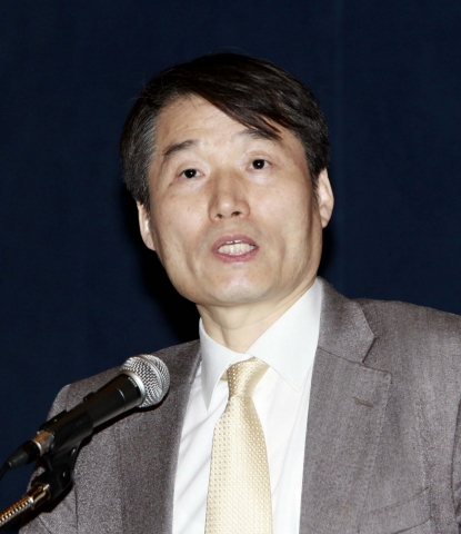 세계 산업 선도국가 도약을 위한 정책토론회 : 이근 서울대학교 경제학부 교수가 ‘산업주도권의 국가 간 이전과 추격’이라는 주제로 발표하고 있다.