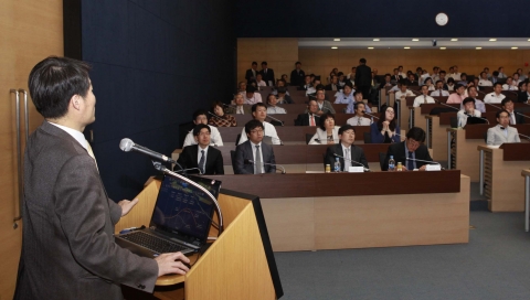 세계 산업 선도국가 도약을 위한 정책토론회 : 이근 서울대학교 경제학부 교수가 ‘산업주도권의 국가 간 이전과 추격’이라는 주제로 발표하고 있다.