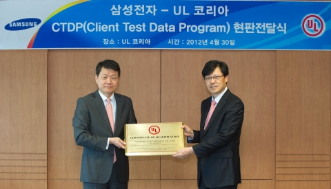 4월 30일(월), UL코리아 황순하 사장(좌)과 삼성전자 LED사업부 품질팀 송영희 상무(우)가 참석해 LED조명 공인시험소 2단계 승격 현판 수여식을 가졌다.
