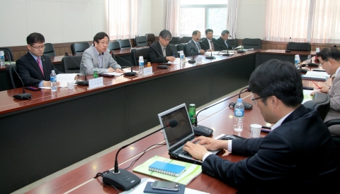 충남발전연구원(원장 박진도)은 2일 오전 연구원 대회의실에서 “한국의 근린자치 현황과 대안 모색”이란 주제로 워크숍을 가졌다.