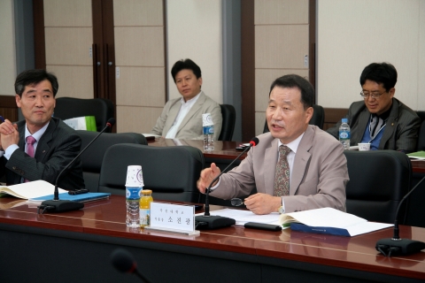 2일 충남발전연구원(원장 박진도)이 개최한 “한국의 근린자치 현황과 대안 모색” 워크숍에서 주제발표하는 가천대학교 소진광 부총장