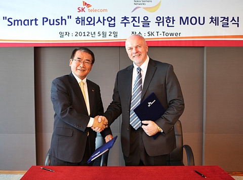 금일 오전 11시 SK텔레콤 T타워에서 열린 "Smart Push" 해외사업 추진을 위한 MOU 체결식에서 SK텔레콤 권혁상 본부장(왼쪽)과 마이클 머피(Michael Murphy) Nokia Siemens Networks 아시아∙태평양 기술총괄(오른쪽)이 MOU 체결 후 악수를 하고 있는 모습.
