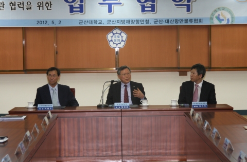좌로부터 이병주 군산지방항만청장, 군산대 채정룡 총장, 이석우 군산대산항만물류협회장