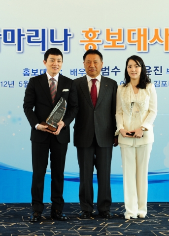 K-water(사장 김건호)는 5월 2일(수), 아라뱃길 김포터미널의 아라마린센터에서 영화배우 이범수씨와 배우자 이윤진씨를 아라뱃길 ‘아라마리나 홍보대사’로 위촉했다.