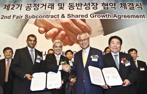 한국지엠은 2일, 협력업체 관계자 등 400여명이 참석한 가운데 공정거래 및 동반성장 협약을 체결했다. (사진 앞줄 맨왼쪽부터) 쟈니 살다나 GM해외사업부문 구매부사장, 세르지오 호샤 한국지엠 사장, 최범영 한국지엠 협신회 회장, 신달석 한국자동차공업협동조합 이사장이 협약서에 서명하고 상생의 생태계 구성을 약속했다.