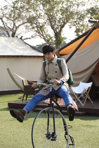 김수현, ‘이색 자전거 묘기’ 화제