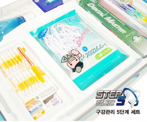 &#039;구강관리 5단계 세트&#039; 내부 사진. 스위스 트리사, 일본 오카무라 등 세계 최고의 구강 명품 회사의 제품들로만 구성.