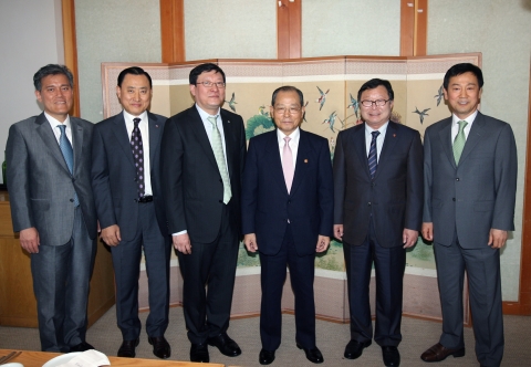 위원장 홈쇼핑업계 대표 오찬 간담회. 사진배치 왼쪽부터 롯데홈쇼핑 강현구 대표이사, CJ오쇼핑 이해선 대표이사, GS홈쇼핑 허태수 대표이사, 방통위 이계철 위원장, NS쇼핑 도상철 대표이사, 현대홈쇼핑 김인권 대표이사