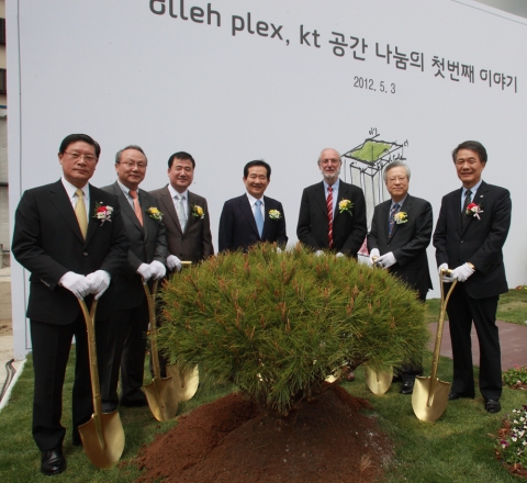KT는 3일 세종로의 명소가 될 &#039;olleh plex&#039;(올레플렉스) 기공식을 갖고 새로운 공간가치를 실현하겠다고 밝혔으며, 이를 축하하러 참석한 인사들이 식수하고 있다. 사진 왼쪽부터 허명수 GS건설 사장, 제해성 한국도시설계학회장, 정윤모 KT 노조위원장, 정세균 국회의원, 건축가 Renzo Piano(렌조 피아노), 이석채 KT 회장, 김종훈 한미글로벌 회장