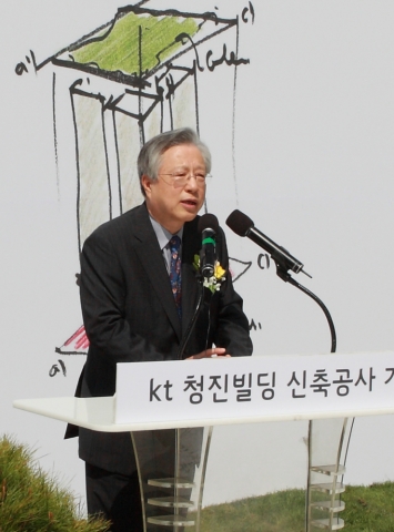 KT 이석채 회장은 3일 &#039;olleh plex&#039;(올레플렉스) 기공식에서 향후 탄생할 건축예숙작품이 문화공간나눔을 실현하고, 이를 통해 새로운 공간가치가 나타날 수 있도록 노력하겠다고 밝혔다.