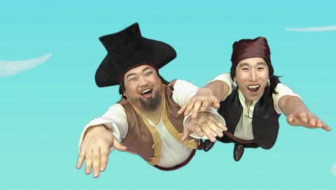 애니메이션 &lt;제이크와 네버랜드 해적들&gt;의 뮤직비디오가 국내 버전으로 새롭게 제작돼 오는 5일, 디즈니주니어와 디즈니채널에서 동시에 첫 선을 보인다. 뮤직비디오는 국내 유명 개그맨들이 출연한다.(왼쪽부터 개그맨 김준현, 양상국)