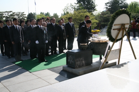 심재철 의원은 지역당협 관계자 30여명과 함께 국립현충원을 방문해 헌화·참배했다.