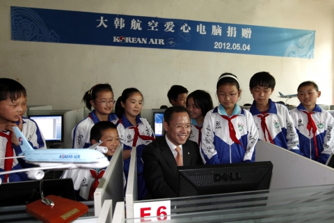 대한항공은 5월 4일 오전 중국 베이징 소재 교육 환경이 낙후된 홍싱 초등학교에 컴퓨터 70대를 기부하는 행사를 실시했다. 박인채 대한항공 중국지역 본부장(가운데)이 이날 새롭게 마련된 전산실에서 초등학교 학생들과 컴퓨터를 사용해보고 있다.