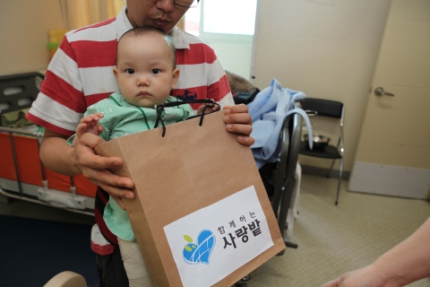 어린이날을 맞아 사회복지NGO 함께하는 사랑밭이 화상으로 힘겨워 하는 아이들을 위해 선물을 전했다.