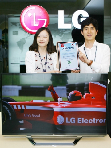 LG전자 TV사업부 TV규격팀 연구원들이 평택 디지털파크에서 '클리마톱 인증(Climatop Label)'을 획득한 시네마3D TV(모델명47LM760S)와 인증서를 소개하고 있다.