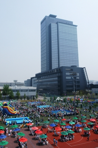 삼성전자 첨단 연구개발단지인 삼성 디지털시티(수원 소재)가 5일 어린이날을 맞아 놀거리와 볼거리가 가득한 '놀이동산'으로 깜짝 변신했다.