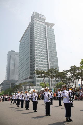 삼성 디지털시티(수원 소재)에서 열린 '2012 가족초청 사랑가득 봄나들이'에서 경찰의장대의 공연이 펼쳐졌다.