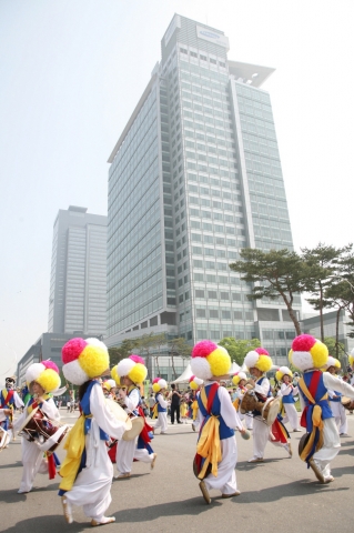 삼성 디지털시티(수원 소재)에서 열린 '2012 가족초청 사랑가득 봄나들이'에서 전통 사물놀이가 펼쳐졌다.