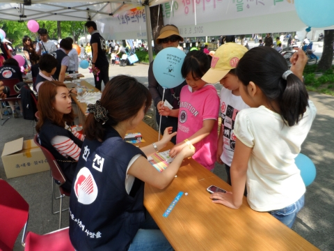 KEPCO 사회봉사단은 5월 5일 어린이날을 맞아 서울시 성동구에 위치한 서울숲공원을 비롯 전국 사업소에서 『미아예방 이름표 달아주기』 캠페인을 펼쳤음.