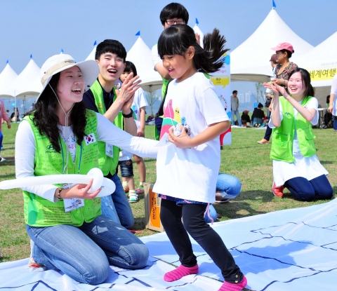이날 행사에 참가한 자원봉사자와 아이들이 함께 축제를 즐기고 있는 모습