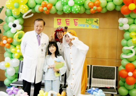 건국대병원은 어린이날을 맞아 4일 오후 서울 광진구 능동로 건국대병원 지하1층 피아노라운지에서 ‘건강한 날개에 꿈을 싣고’라는 주제로 입원중인 어린이 환자들의 건강을 기원하고 위로하는 행사를 개최했다.